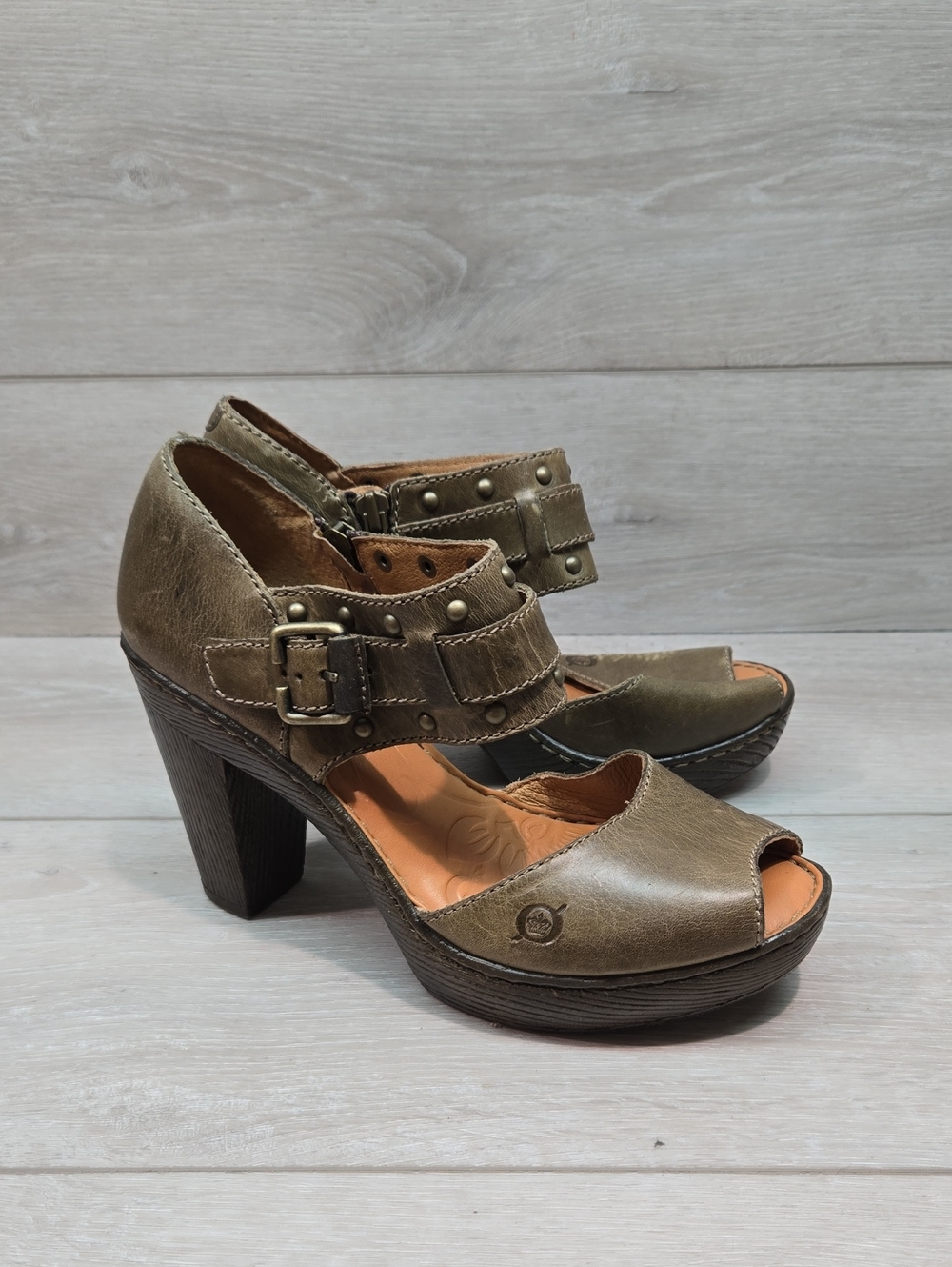 Born Women’s Distressed Leather Olive Green Chunky Heel Sandals Shoes Sz 7